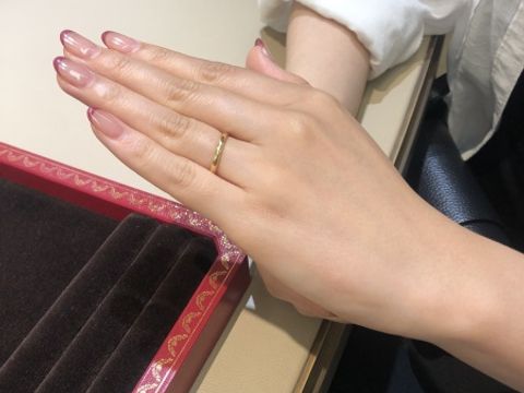 【カルティエ(Cartier)の口コミ】 シンプルで指輪が薄めなのでつけ心地はいい、つけやすさは内側が丸く加工…