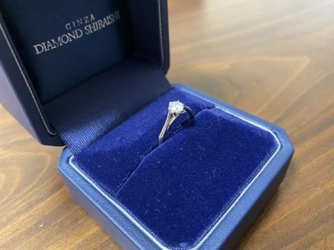 【銀座ダイヤモンドシライシの口コミ】 他の店舗でも婚約指輪をいくつか試着したのですが、この指輪はとなりの指…