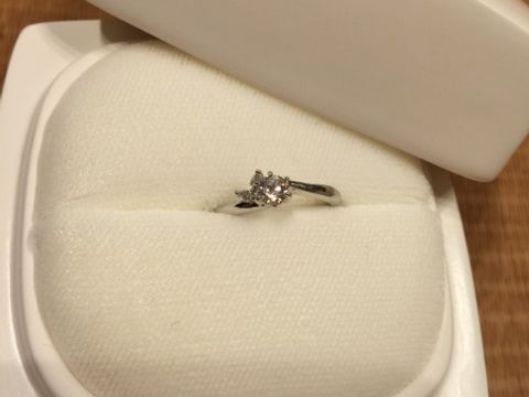 【俄(にわか)の口コミ】 婚約指輪を決める際は雑誌を見たり、指輪のカタログを見比べたりしてイメ…