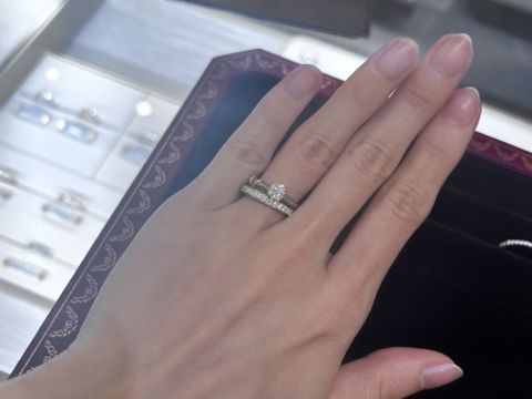 【カルティエ(Cartier)の口コミ】 キラキラとしていて素敵でした。婚約指輪をつけなくても華やかでおすすめ…
