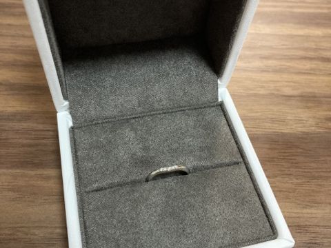 【COEUR D'OR(クゥドール)の口コミ】 婚約指輪に合う指輪を探しており、この結婚指輪を選びました。華奢なデザ…