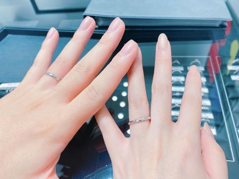 【エクセルコダイヤモンド(EXELCO DIAMOND)の口コミ】 ストレートでダイヤが斜めに入っているデザインがよかったので希望通りの…