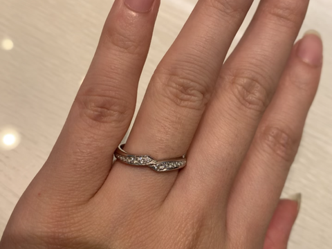【BRIDGE(ブリッジ)の口コミ】 厚みがあって、ストレートな婚約指輪との付け合わせはとてもマッチします…