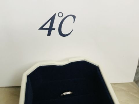 【4℃ BRIDAL(ヨンドシーブライダル)の口コミ】 指輪のデザインは店員さんおすすめの日本人の手に合ったカーブのリングを…