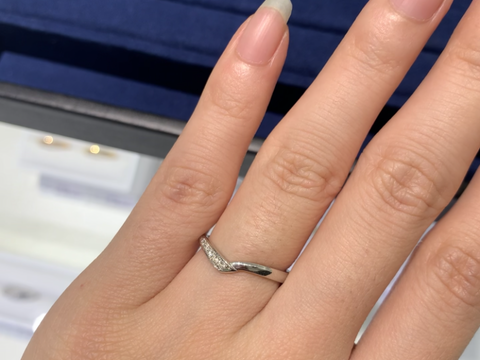 【4℃ BRIDAL(ヨンドシーブライダル)の口コミ】 V字のデザインは1番付け合わせが良かったと思います。Vの凹み部分は深過ぎ…