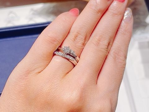 【銀座ダイヤモンドシライシの口コミ】 緩やかなVラインでデザインが
とても美しかったです。
爪どめタイプでひっ…