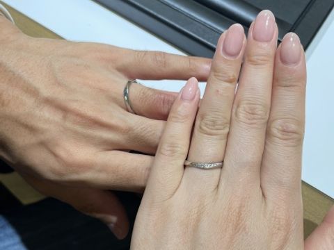 【ラザール ダイヤモンド(LAZARE DIAMOND)の口コミ】 細身でカーブしているようなデザインを探していました。同じようなデザイ…