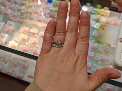 【玉煌(ギョクオウ)の口コミ】 婚約指輪のデザイン的にストレートの指輪だとフレームに当たってしまうた…