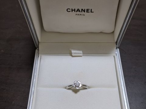 【シャネル(CHANEL)の口コミ】 婚約指輪は海外の有名ブランドが良いと思い探していました。ただ海外ブラ…