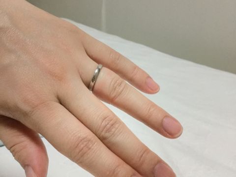 【銀座ダイヤモンドシライシの口コミ】 結婚指輪は似たようなデザインが多いですが、太さやエッジの出方など、細…