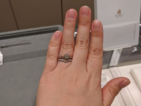 【和光ブライダルブティックギンザの口コミ】 婚約指輪との相性とダイヤモンドのキラキラ感が欲しかったため、Ｖ字デザ…