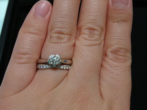 【ティファニー(Tiffany & Co.)の口コミ】 真ん中がリボンみたいに絞ったデザインで婚約指輪のフレームに当たらず可…