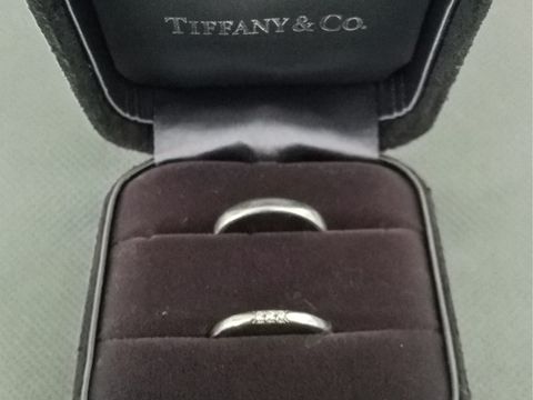 【ティファニー(Tiffany & Co.)の口コミ】 旦那がシンプルなデザインが良いとの事でこれに決めました。
個人的にはひ…
