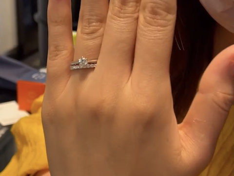 【銀座ダイヤモンドシライシの口コミ】 ストレートのシンプルな指輪はつけ心地はとても良く違和感なくつけれまし…