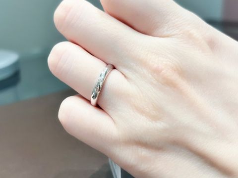 【アイプリモ(I-PRIMO)の口コミ】 くぼみにダイヤモンドが留められていて、横から見るとダイヤモンドの横顔…