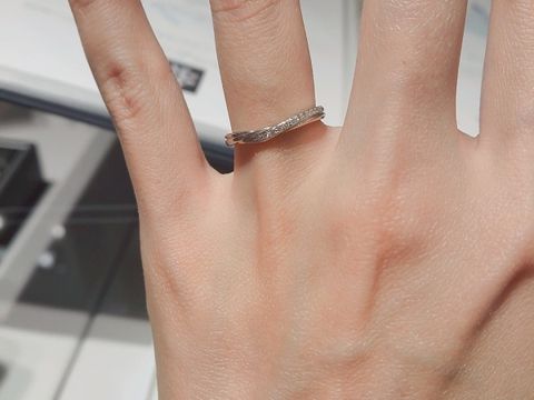 【銀座ダイヤモンドシライシの口コミ】 たくさん指輪のデザインがあって迷っていたら、店員さんからいろいろな種…