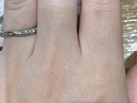 【輪-RIN-の口コミ】 「雪柳」のシリーズの結婚指輪です。
同じ雪柳の婚約指輪と重ねづけすると…