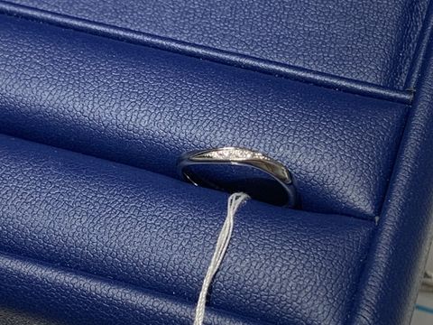 【銀座ダイヤモンドシライシの口コミ】 流れるようにダイヤが埋め込まれていて、どこから見てもキラキラ光りまし…