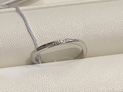 【俄(にわか)の口コミ】 ウェーブでつけ心地がよい指輪を探していてたどり着きました。プラチナが…