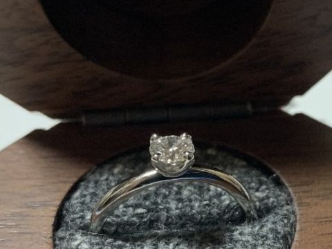 【鎌倉彫金工房の口コミ】 指輪のデザインはシンプルで、ザ婚約指輪という感じでとても良いです！決…