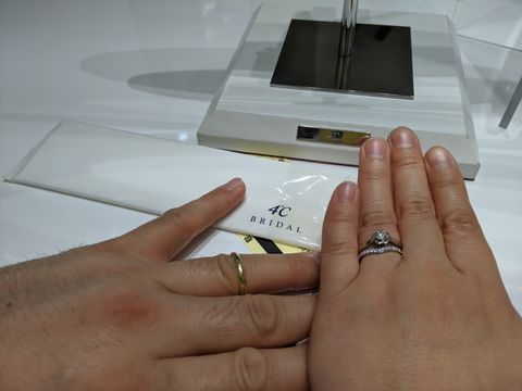 【4℃ BRIDAL(ヨンドシーブライダル)の口コミ】 ハーフエタニティで探していることを伝えて出してもらったものです。キラ…