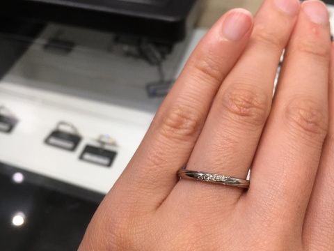 【ラザール ダイヤモンド(LAZARE DIAMOND)の口コミ】 プラチナの鍛造リングになります。ダイヤが5石入っており普段使いもしやす…