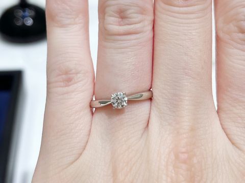 【4℃ BRIDAL(ヨンドシーブライダル)の口コミ】 外資系の婚約指輪によくみられるしっかりとしたデザインに惹かれて試着し…