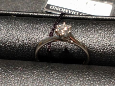 【エクセルコダイヤモンド(EXELCO DIAMOND)の口コミ】 指輪のデザインはカットに自信があるブランドらしく台座に特長があり、ラ…