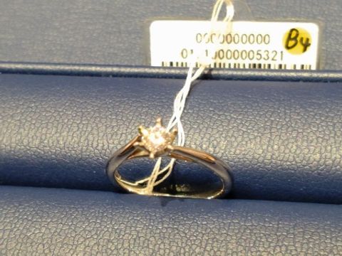 【銀座ダイヤモンドシライシの口コミ】 6本立て爪の王道デザインです。ダイヤモンドに自信のあるメーカーらしい採…