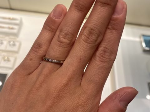 【ティファニー(Tiffany & Co.)の口コミ】 婚約指輪のリングと重ね付けしても合うものを探していましたので、こちら…