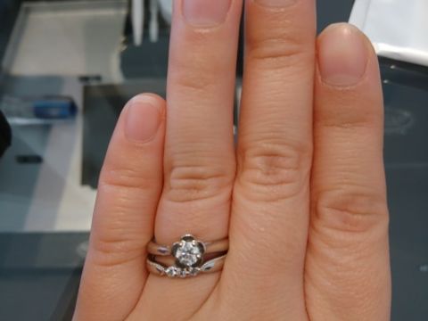 【エクセルコダイヤモンド(EXELCO DIAMOND)の口コミ】 婚約指輪との重ね付けで合いそうなものを探していると伝えて提案されたリ…