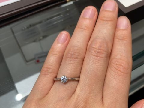 【アイプリモ(I-PRIMO)の口コミ】 センターがキュッと絞られたデザインでダイヤモンドが主役になり大きく見…