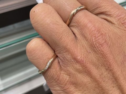 【アイプリモ(I-PRIMO)の口コミ】 ウェーブがわかりやすいデザインで女性らしく、プラチナでもピンクゴール…