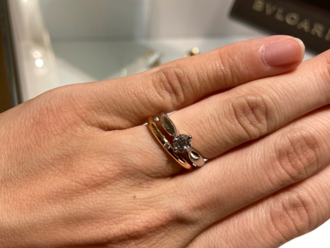 【ブルガリ(BVLGARI)の口コミ】 定番の婚約指輪のデザインを試着してみました。デザイナーさんがこだわり…