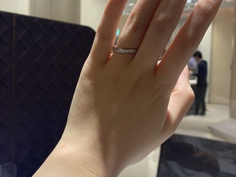 【俄(にわか)の口コミ】 デザインが豊富で悩むぐらい沢山あった。ダイヤの輝きが綺麗で暗いところ…