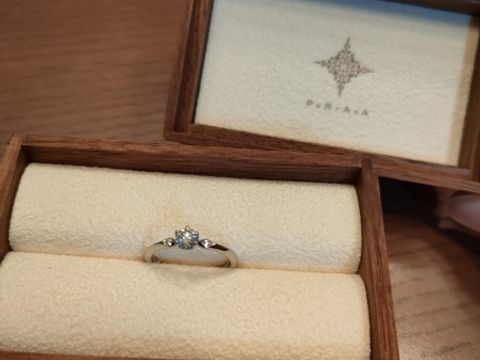 【PORTADA(ポルターダ)の口コミ】 真ん中のダイヤの両サイドに小さいダイヤがついていて、全体的に小ぶりで…