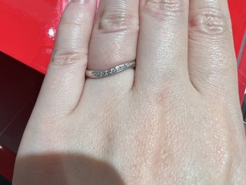 【AFFLUX(アフラックス)の口コミ】 デザインは、ダイヤが少し入っています。派手すぎないけど、少しキラキラ…