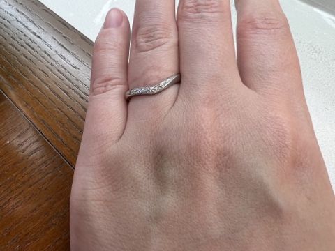 【TRECENTI(トレセンテ)の口コミ】 大きなデザインの婚約指輪と重ね付けして付けれるように、緩めのVデザイン…