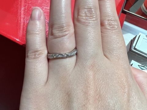 【AFFLUX(アフラックス)の口コミ】 エタニティリング並みにしっかりと、ダイヤが入っています。指のコンプレ…