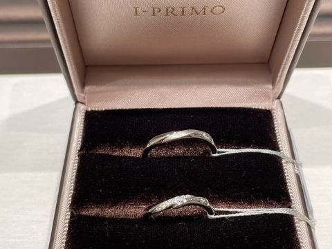 【アイプリモ(I-PRIMO)の口コミ】 斜めにダイヤが入っている、夫婦でペア間を感じられる結婚指輪を探してい…