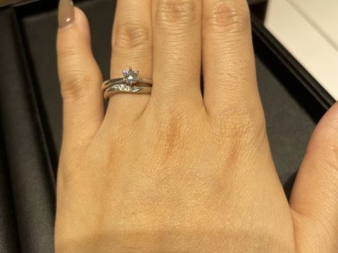【エクセルコダイヤモンド(EXELCO DIAMOND)の口コミ】 指輪のデザインは、シンプルかつ付けてて指がさらに細く見えるような指輪…