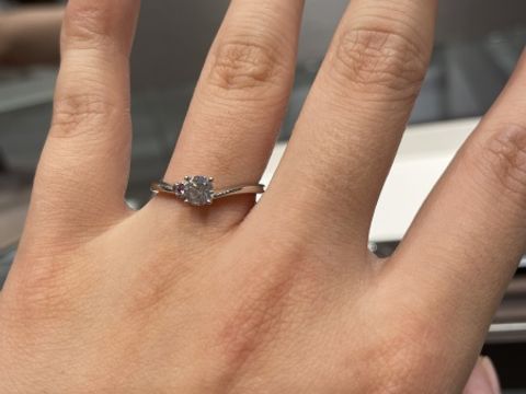 【アイプリモ(I-PRIMO)の口コミ】 V字の可愛いデザインの指輪です。ピンクダイヤは希少性が高く、他の色のダ…