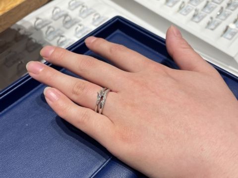 【銀座ダイヤモンドシライシの口コミ】 ウェーブのデザインが他になく、オシャレで、年を重ねても使えそうなとこ…