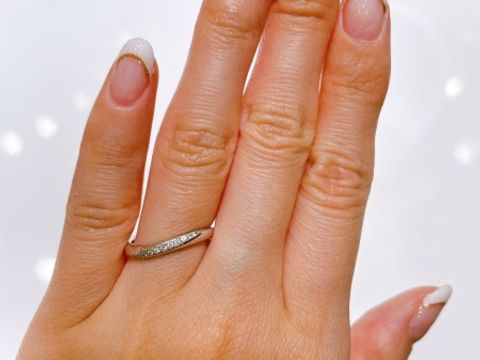 【4℃ BRIDAL(ヨンドシーブライダル)の口コミ】 ダイヤが流れるように入っているデザインで、石が多く入っていると引っか…