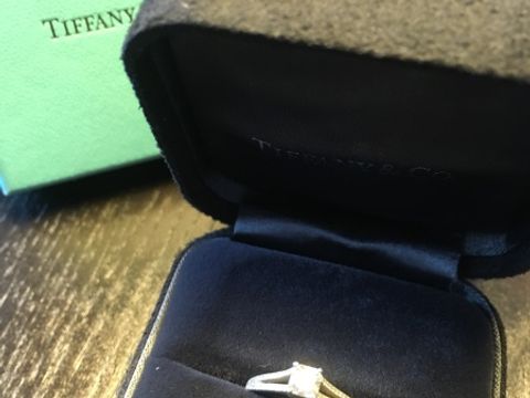 【ティファニー(Tiffany & Co.)の口コミ】 婚約指輪、ティファニーにするかヴァンクリにするかで悩みましたが、
「や…