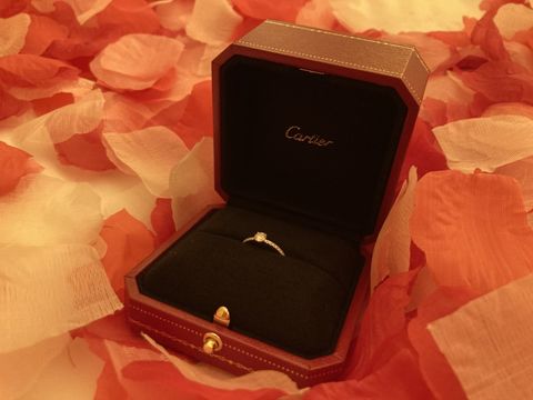 【カルティエ(Cartier)の口コミ】 控えめだけど目を引くデザイン、キラキラが決め手でした。ダイヤの大きい…