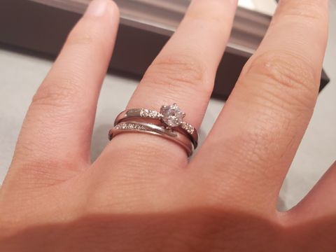 【アイプリモ(I-PRIMO)の口コミ】 結婚指輪と重ねてつけても違和感がなかった。留め具がしっかりしているの…