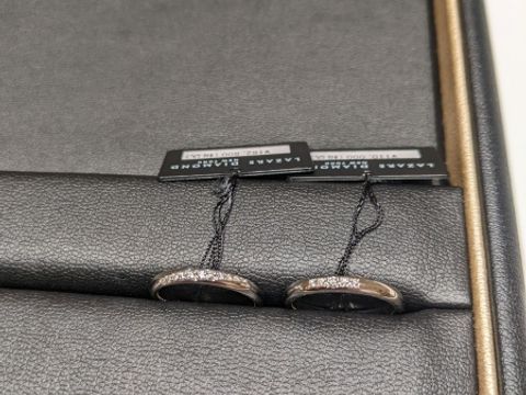 【ラザール ダイヤモンド(LAZARE DIAMOND)の口コミ】 第一印象はリングの色がとても重厚感があり素敵だと思いました。プラチナ…