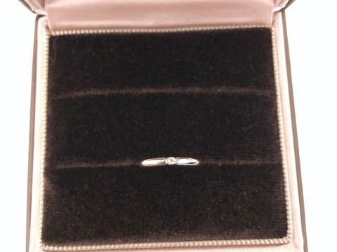 【アイプリモ(I-PRIMO)の口コミ】 シンプルなデザインを探しており、店員の方に指のサイズ感を見ていただい…