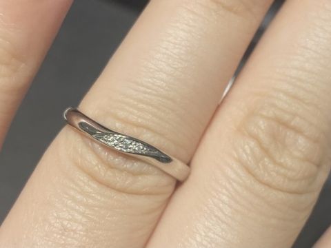 【銀座ダイヤモンドシライシの口コミ】 ダイヤモンドの輝きがすごかったです。
ウェーブデザインで、指を細く見せ…
